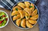 Empanadas de queso para disfrutar en una tarde de onces