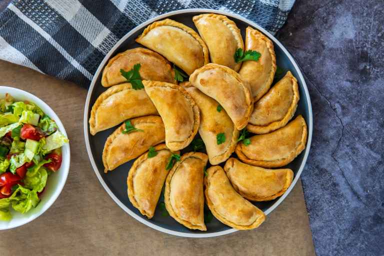 Empanadas de queso para disfrutar en una tarde de onces