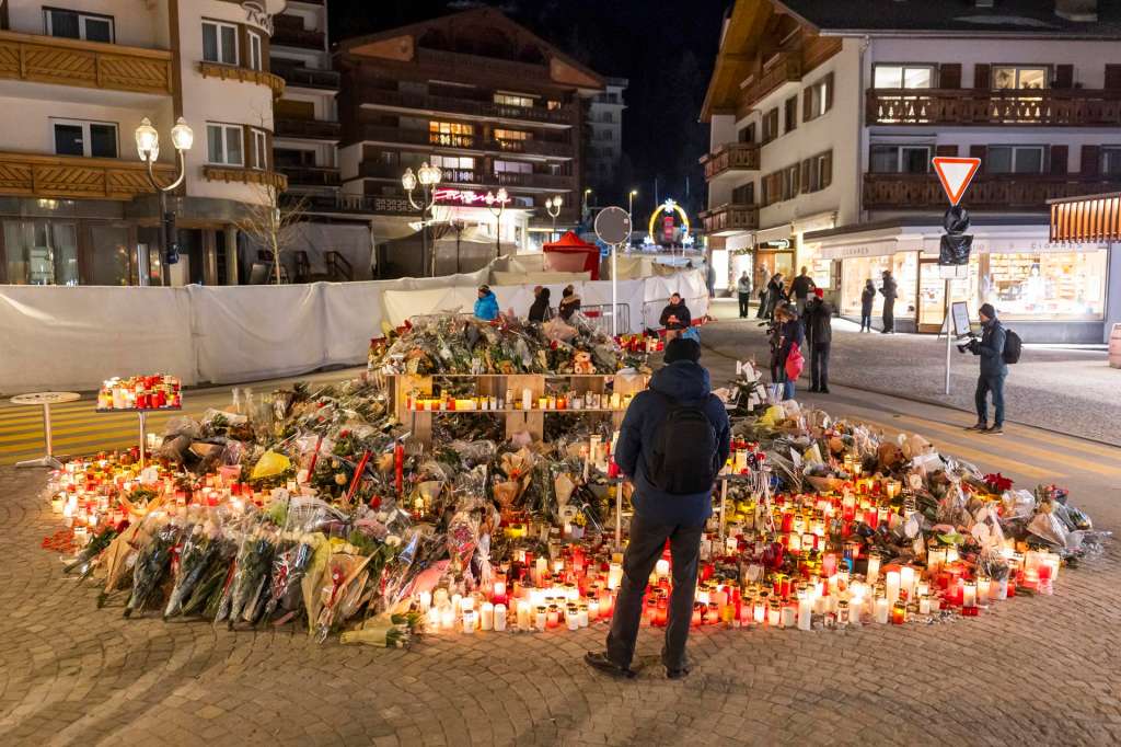 CRANS-MONTANA (Switzerland), 05/01/2026.- Flowers and candles are pictured in tribute to the victims after the fire at the 'Le Constellation' bar and lounge in Crans-Montana, Switzerland, 05 January 2026. At least 40 people lost their lives and over 100 were severely injured in the fire that devastated the bar 'Le Constellation' on New Year's Eve in the Swiss Alps resort of Crans-Montana. (Suiza) EFE/EPA/CYRIL ZINGARO