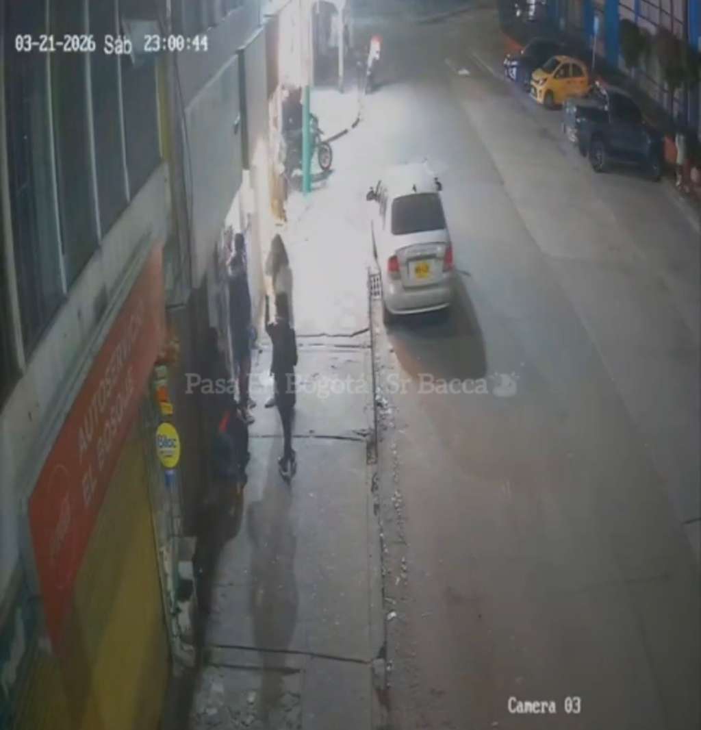 El atraco ocurrió en una pizzería de Rafael Uribe, donde delincuentes armados despojaron a clientes de sus pertenencias y escaparon.