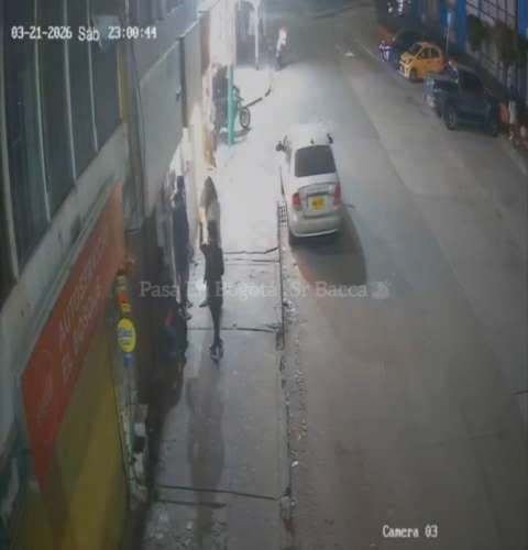 Robo armado en pizzería: delincuentes roban a clientes y huyen en motos
