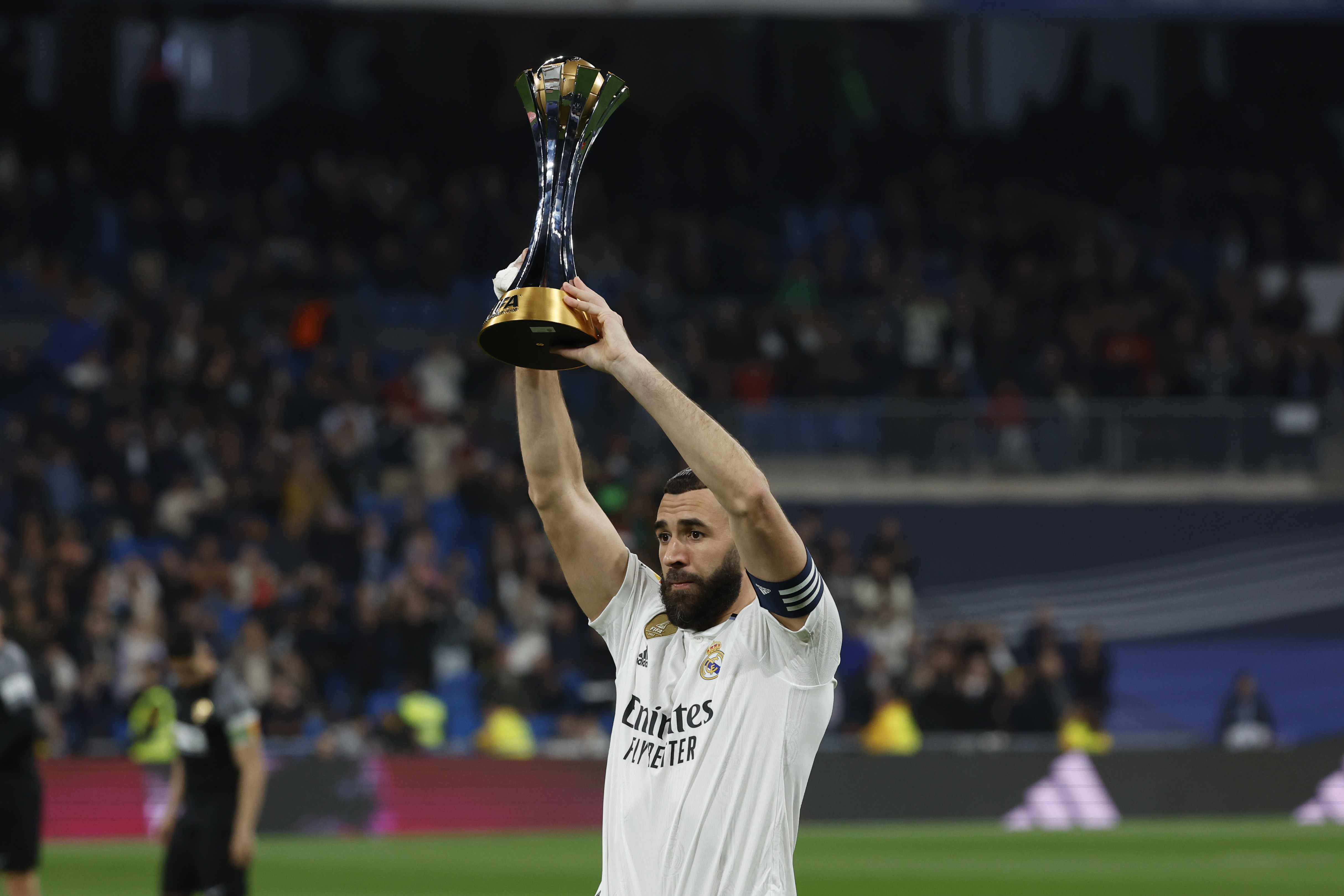 MADRID, 15/02/2023.- El delantero francés del Real Madrid Karim Benzema ofrece a la afición la copa de campeones del Mundial de Clubes antes del partido de la Jornada 21 de LaLiga Santander que disputan este miércoles el Real Madrid y el Elche CF en el estadio Santiago Bernabéu de Madrid. EFE/ Juanjo Martín