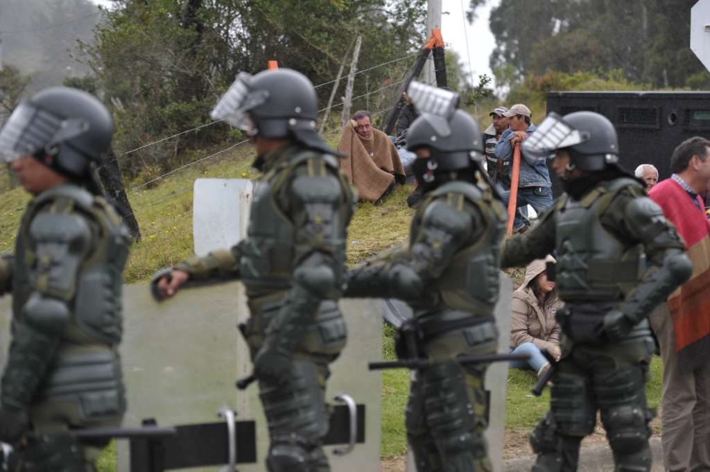 Habitantes de La Calera, protestan a favor del paro agrario al costado de la vía que de Bogotá comunica con el municipio de La Calera.