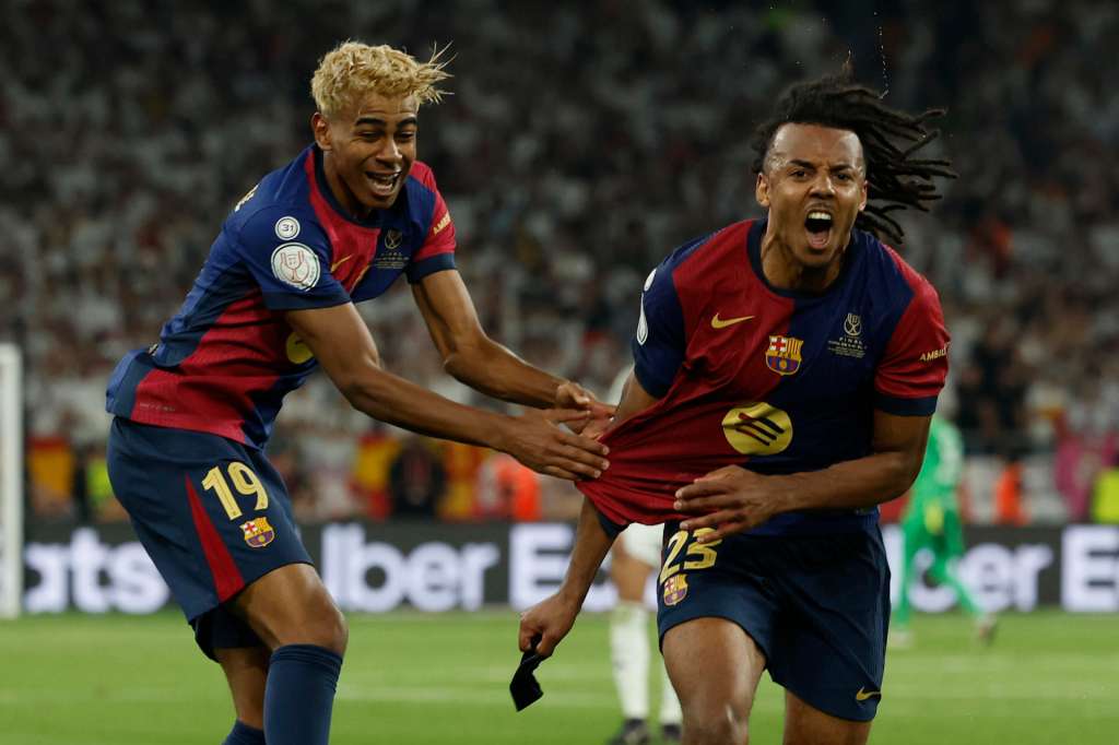 SEVILLA, 26/04/2025.- El defensa francés del Barcelona Jules Koundé (d) celebra el tercer gol de su equipo durante la final de la Copa del Rey que disputan Real Madrid y FC Barcelona hoy sábado en el estadio de La Cartuja, en Sevilla. EFE/Julio Muñoz