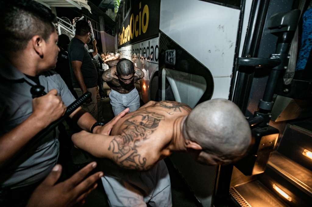 AME2566. TECOLUCA (EL SALVADOR), 15/03/2023.- Fotografía cedida por la presidencia de El Salvador donde se observa el traslado de pandilleros a la cárcel denominada Centro de Confinamiento del Terrorismo (CECOT) en la madrugada de hoy, en Tecoluca (El Salvador). El presidente de El Salvador, Nayib Bukele, afirmó este miércoles que fueron trasladados 2.000 pandilleros más a una nueva prisión de alta seguridad, con capacidad para 40.000 miembros de estas estructuras criminales y, de acuerdo con el mandatario, "la más grande de América". EFE/Precidencia de El Salvador /SOLO USO EDITORIAL/SOLO DISPONIBLE PARA ILUSTRAR LA NOTICIA QUE ACOMPAÑA (CRÉDITO OBLIGATORIO)