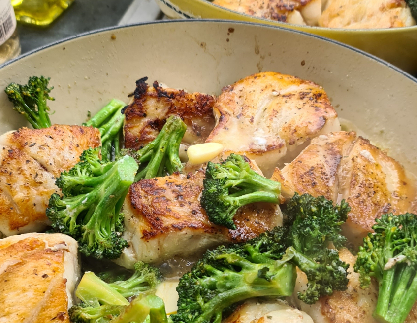 Un pescado fresco (cherna, mero, corvina…), con brócoli, pocos ingredientes, una sola sartén y un resultado muy rico.