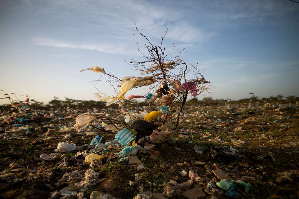 Contaminación por plástico en un barrio periférico de Maicao, municipio colombiano de la región de La Guajira, en la frontera con Venezuela.