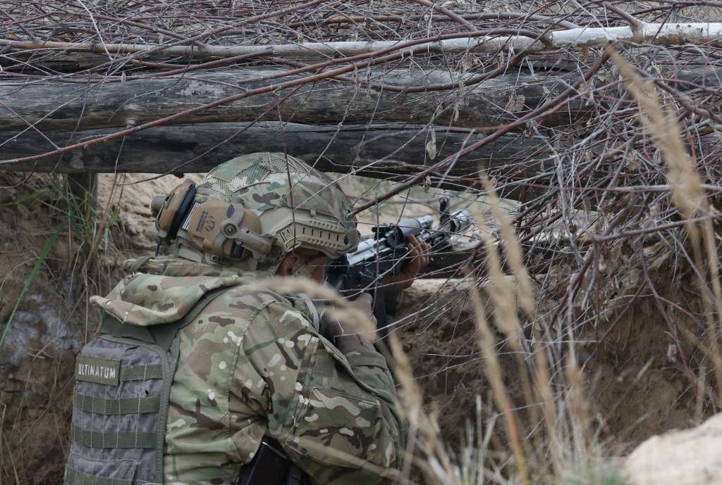 Undisclosed (Ukraine), 01/11/2023.- A Ukrainian serviceman from the assault brigade 'Bureviy' (Hurricane), a unit of the Ukrainian National Guard, aims his weapon during military training ahead of their deployment to the frontline, at a shooting range north of Kyiv, Ukraine, 01 November 2023 (issued 02 November 2023), amid the Russian invasion. The 'Bureviy' is one of the nine assault brigades part of Ukraine's 'Offensive Guard'. The Ministry of Internal Affairs of Ukraine announced in February 2023 the formation of assault brigades, which can be joined by volunteers, aimed at strengthening Ukraine's defense and 'liberating the occupied territories' from Russian forces. Russian troops entered Ukrainian territory in February 2022, starting a conflict that has provoked destruction and a humanitarian crisis. (Rusia, Ucrania, Kiev) EFE/EPA/SERGEY DOLZHENKO