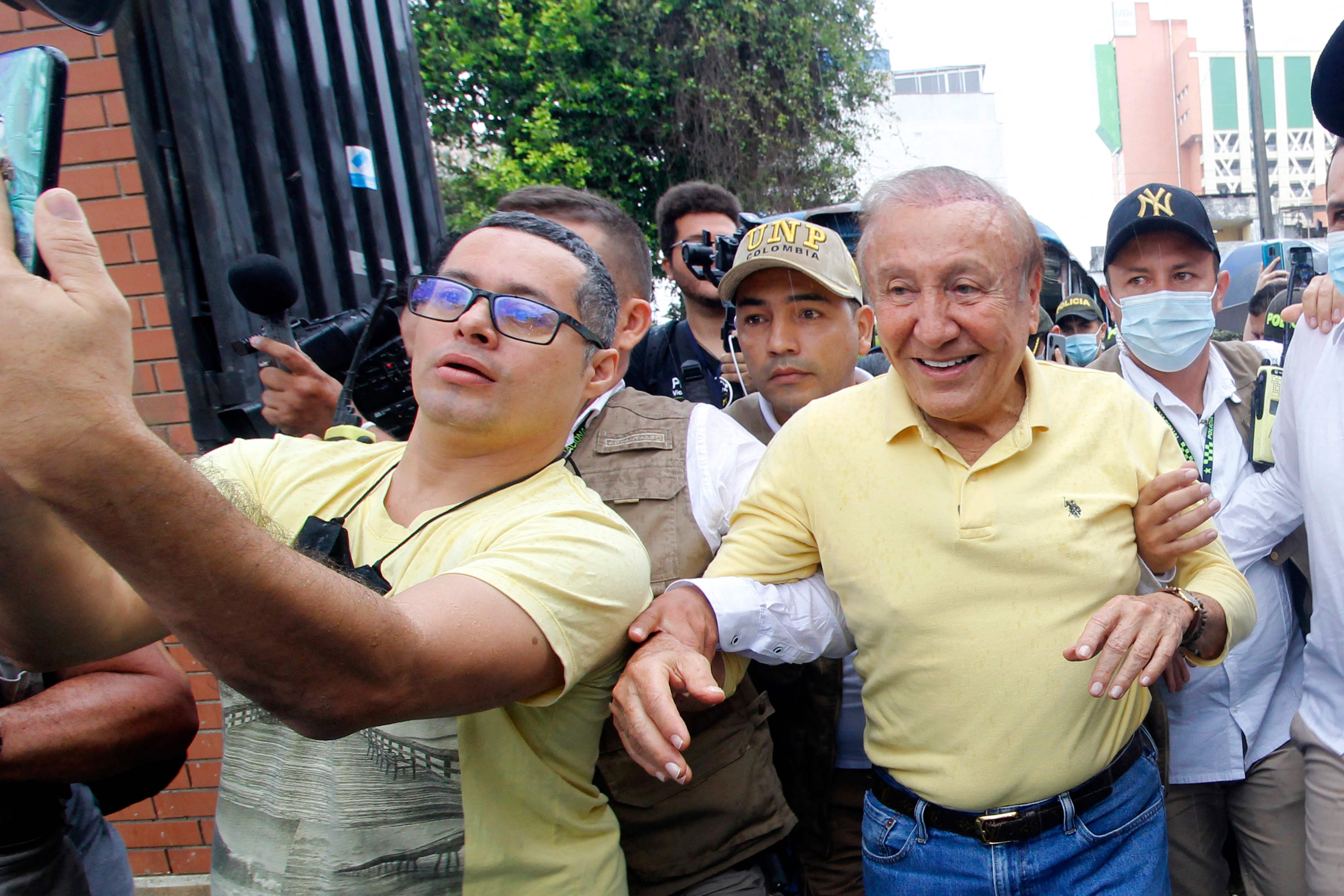 Rodolfo Hernández, a la entrada del puesto de votación, en Bucaramanga.