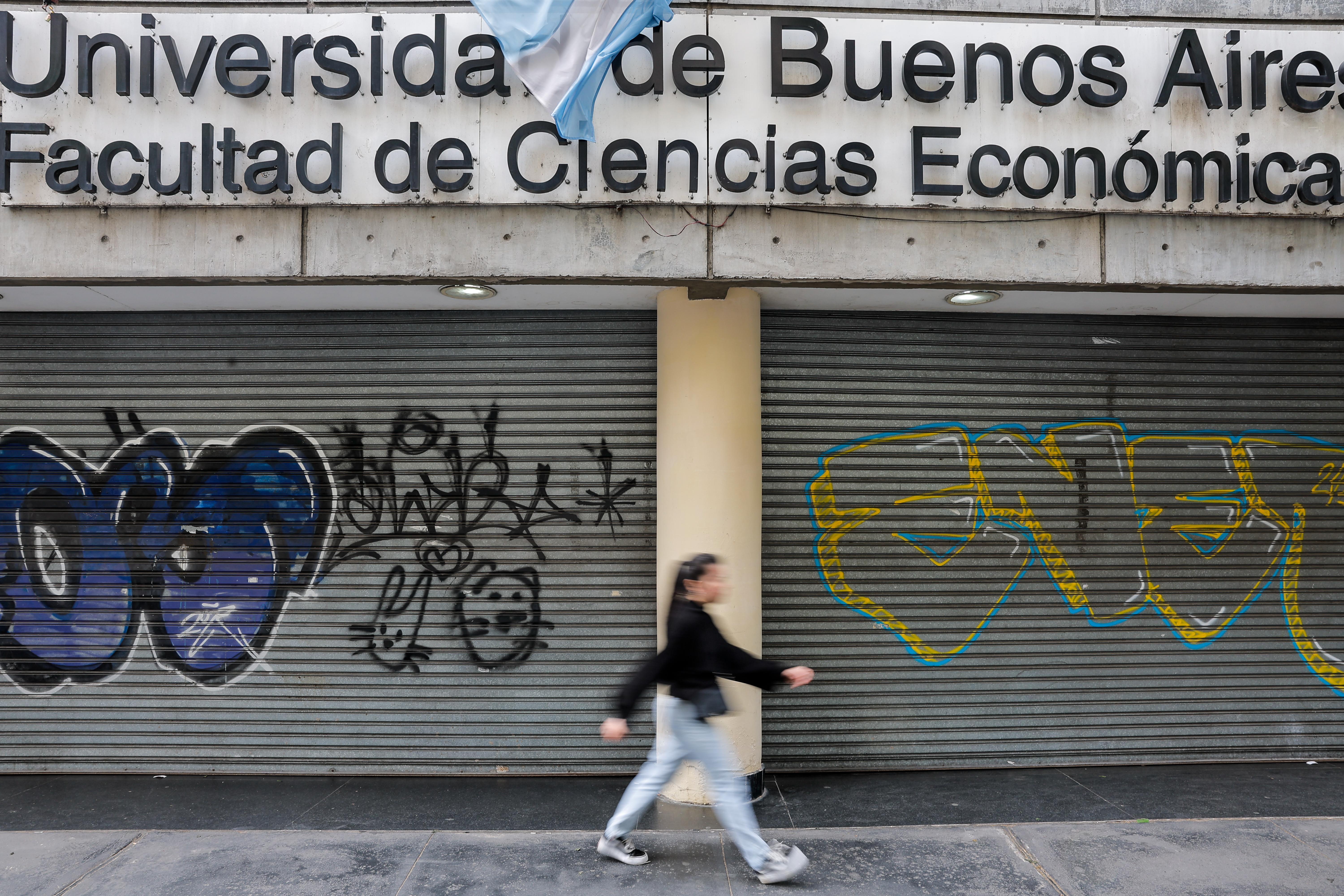 AME6196. BUENOS AIRES (ARGENTINA), 10/10/2024.- Fotografía de una entrada de la Universidad de Buenos Aires, cerrada durante una huelga este jueves en Buenos Aires (Argentina). Docentes universitarios argentinos realizan una huelga de 24 horas en contra del veto del presidente, Javier Milei, de la ley de financiación universitaria, que se confirmó en la víspera en el Congreso. EFE/ Juan Ignacio Roncoroni