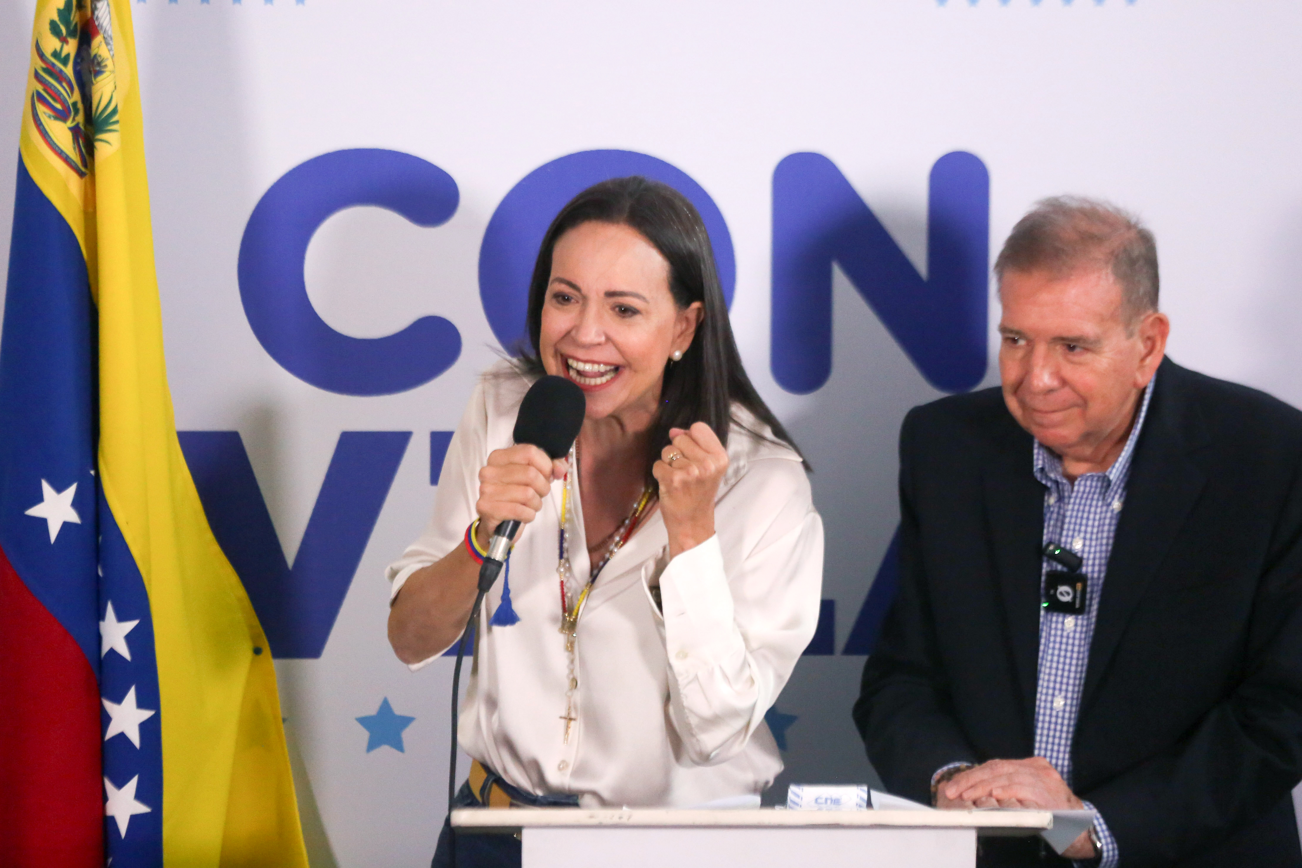 AME6309. CARACAS (VENEZUELA), 29/07/2024.- La líder opositora venezolana María Corina Machado (i) habla durante una rueda de prensa junto al candidato a la presidencia de Venezuela Edmundo González Urrutia este lunes, tras los comicios celebrados este 28 de julio, en Caracas (Venezuela). Machado indicó que la oposición mayoritaria ha logrado obtener el 73 % de las actas emitidas en las presidenciales de este domingo, que dan -aseguró- la victoria al exembajador Edmundo González Urrutia, con una diferencia "apabullante", en los comicios, aun cuando el ente electoral dio como ganador al chavista Nicolás Maduro. EFE/ Manuel Díaz
