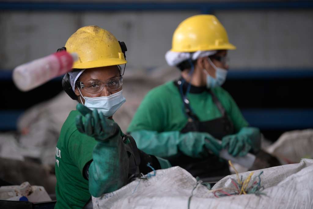 Gracias al trabajo de 2000 familias de recicladores y 160 hombres y mujeres que transforman plástico PET en empaques para alimentos, dos empresas bogotanas buscan aportar a la sostenibilidad del país.