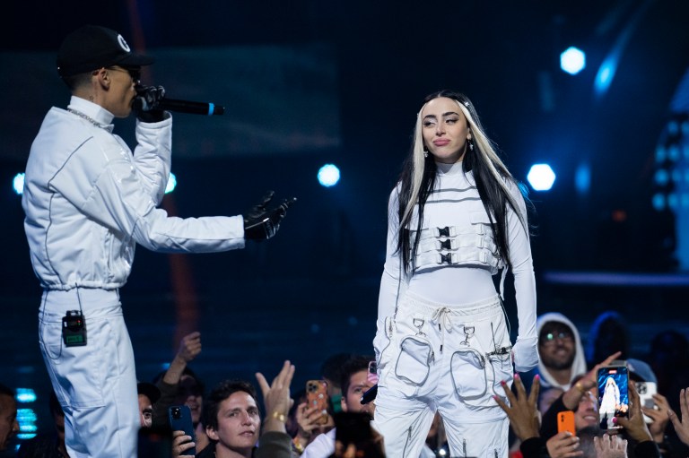 ¿Ya superó a Peso Pluma? Nicki Nicole fue vista con famoso cantante en discoteca