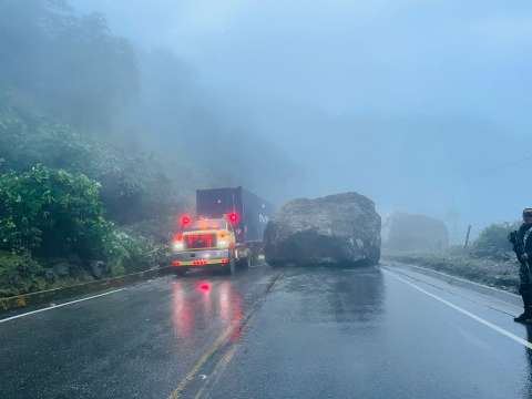 Por caída de enorme roca se encuentra bloqueada la vía de Medellín hacia la costa