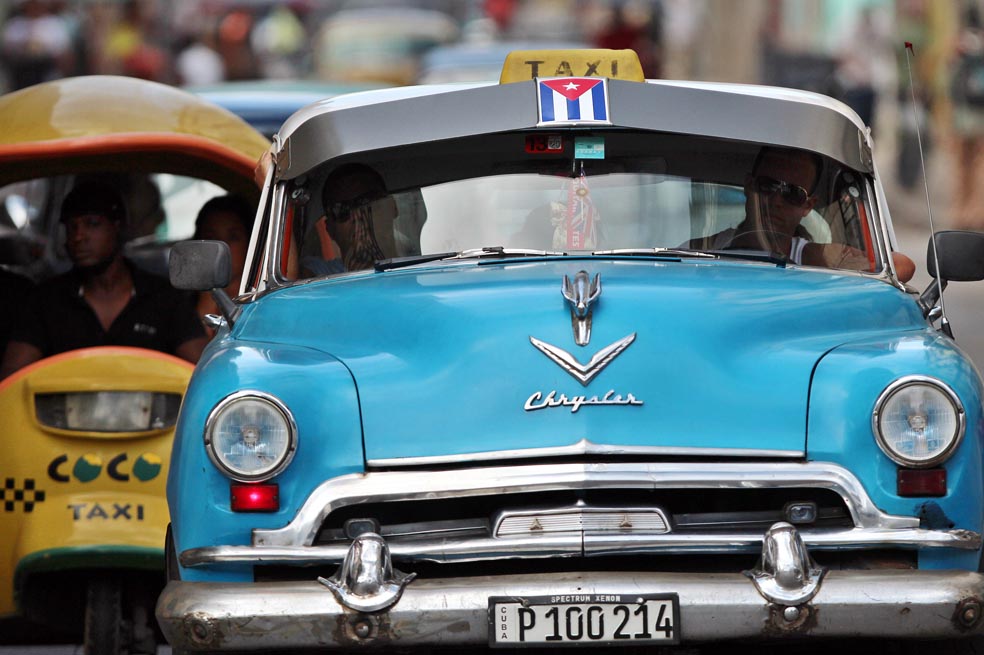 Un típico taxi cubano transita por las calles de La Habana. / EFE