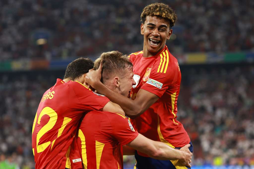 Munich (Germany), 09/07/2024.- Daniel Olmo (C) of Spain celebrates with teammate Lamine Yamal (R) after scoring the 2-1 goal during UEFA EURO 2024 semi-finals soccer match between Spain and France in Munich, Germany, 09 July 2024. (Francia, Alemania, España) EFE/EPA/CLEMENS BILAN
