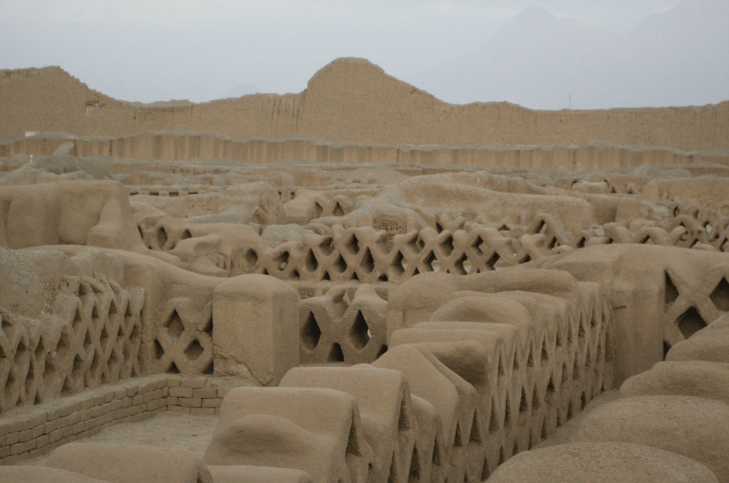 El yacimiento prehispánico de Chan Chan, la ciudad de barro más grande de América, está ubicada en las cercanías a la urbe costera de Trujillo, en el norte de Perú.