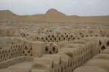 Dañan con maquinaria pesada la ciudad de barro más grande de América, ubicada en Perú