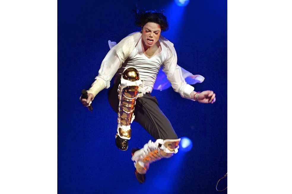 Michael Jackson sobre un escenario en sus tiempos de esplendor. Cuatro años después de su muerte sus excesos siguen siendo noticia. /EFE