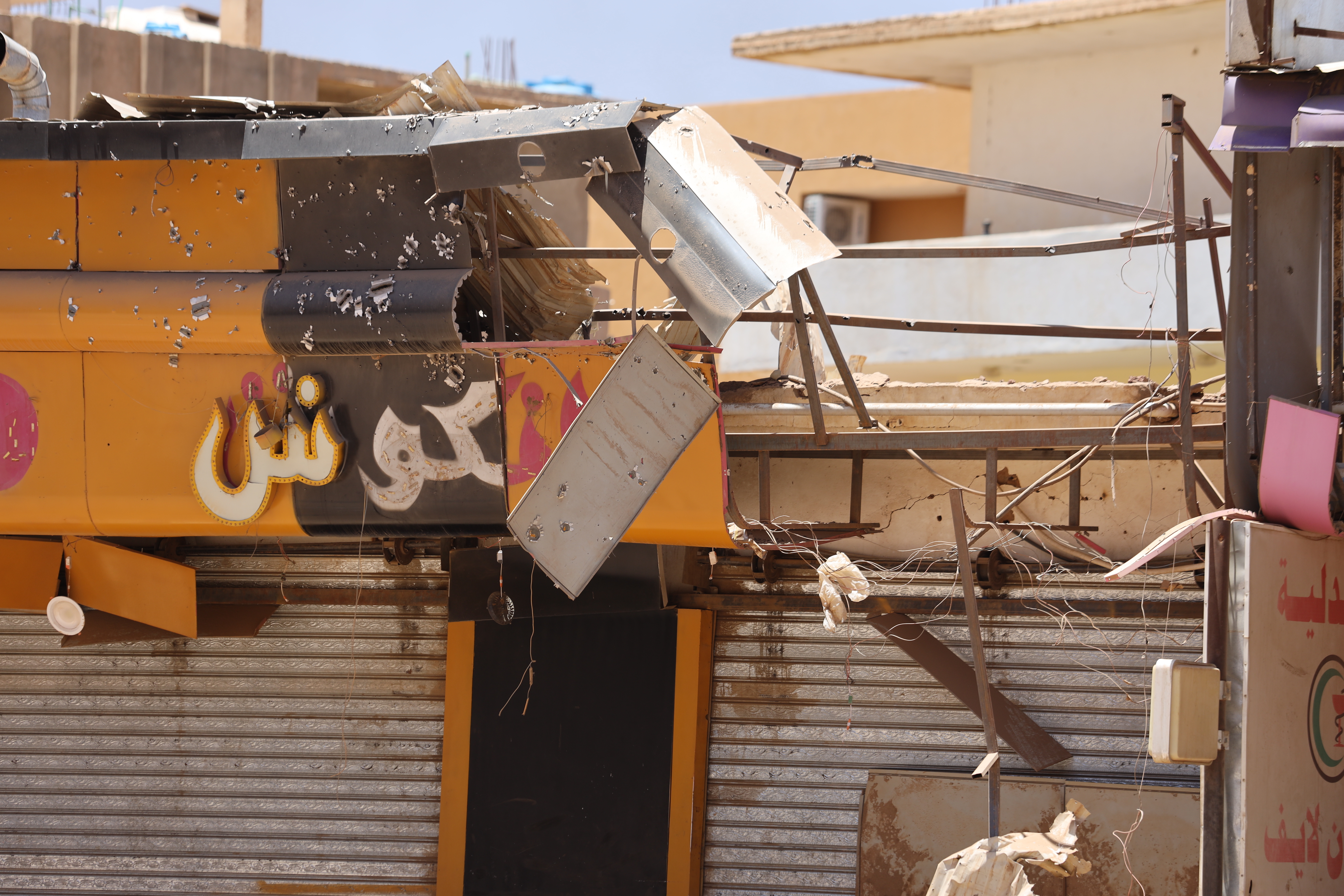 Khartoum (Sudan), 19/04/2023.- Damaged shops during the ongoing fighting between the Sudanese army and paramilitaries of the Rapid Support Forces (RSF) in Khartoum, Sudan, 19 April 2023. A power struggle erupted since 15 April between the Sudanese army led by army Chief General Abdel Fattah al-Burhan and the paramilitaries of the Rapid Support Forces (RSF) led by General Mohamed Hamdan Dagalo, resulting in at least 200 deaths according to doctors' association in Sudan. (Jartum) EFE/EPA/STRINGER