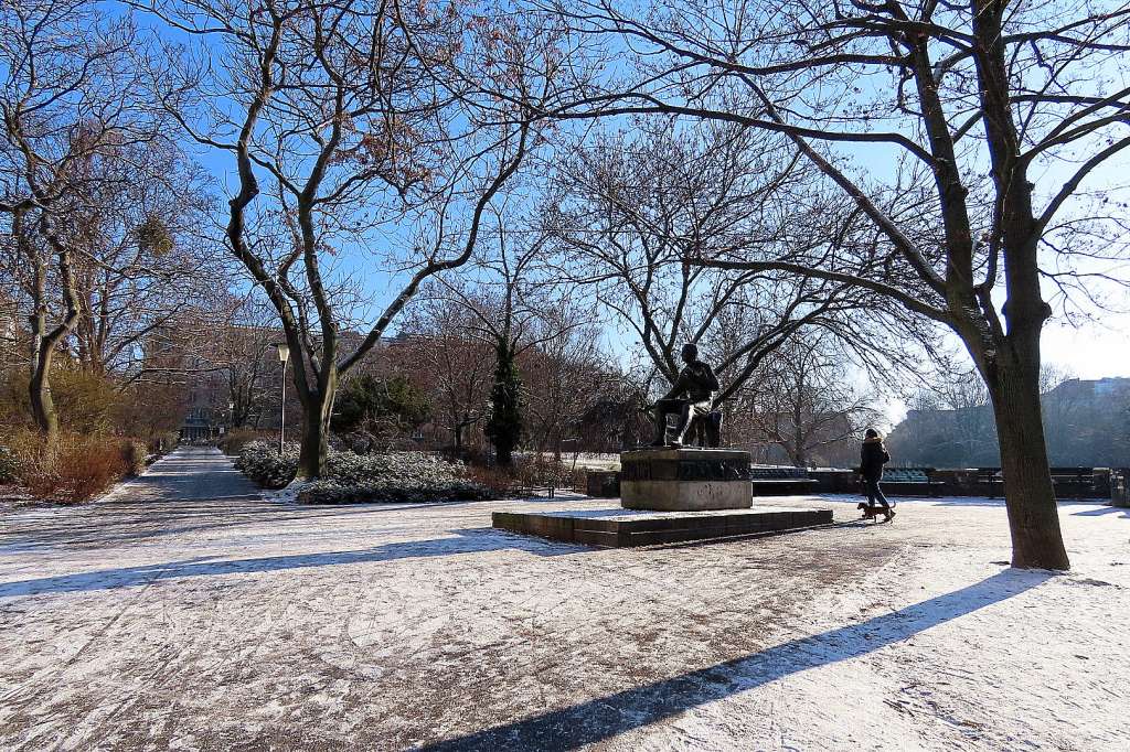 Estatua de Heinrich Heine en el Weinberg de Rosenthaler Platz en Berlín.
