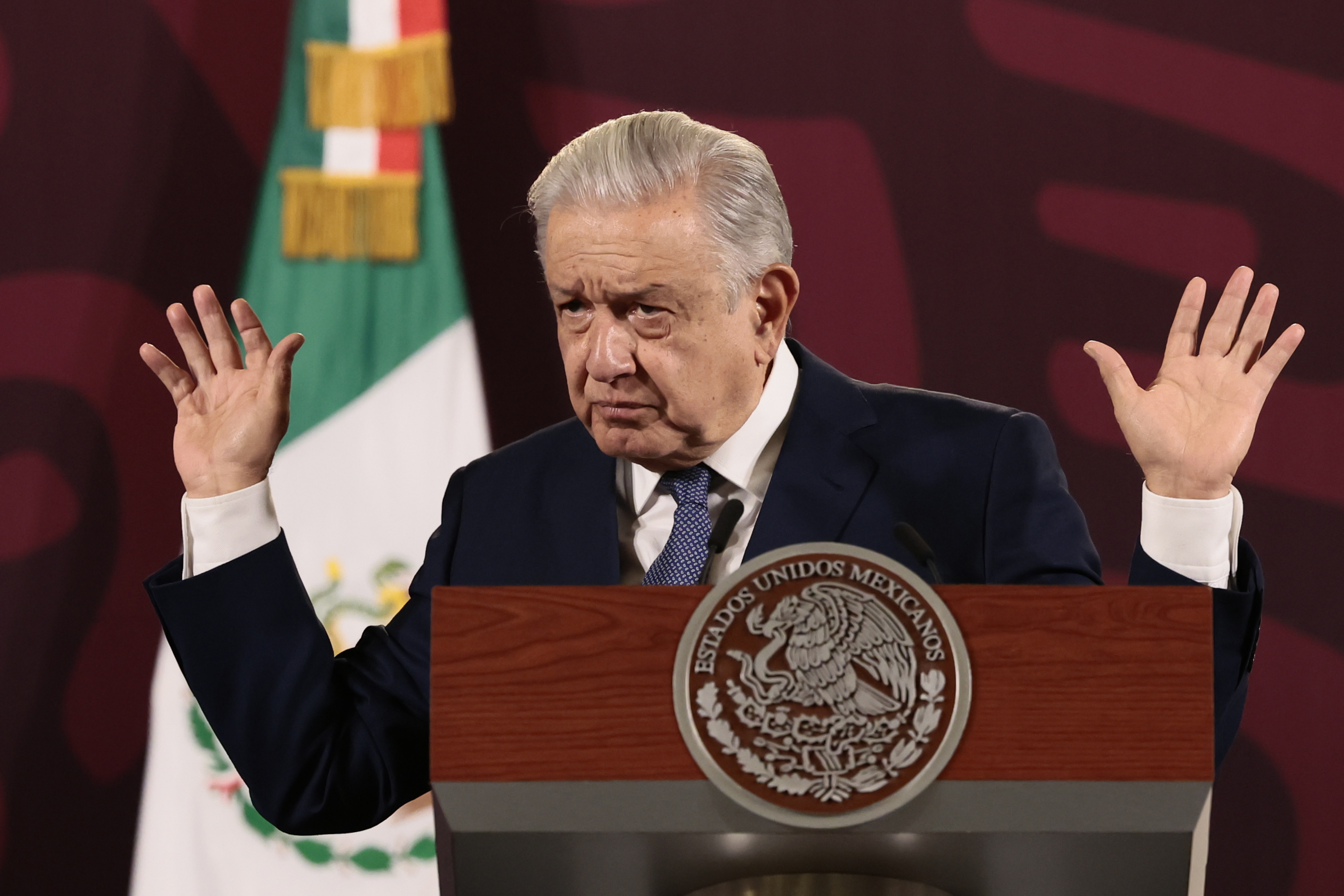 MEX9261. CIUDAD DE MÉXICO (MÉXICO), 23/02/2024.- El presidente de México, Andrés Manuel López Obrador, habla este viernes durante su conferencia de prensa matutina en el Palacio Nacional de la Ciudad de México (México). López Obrador defendió haber divulgado el número telefónico de la corresponsal de The New York Times en México, Natalie Kitroeff, por publicar un reportaje sobre una investigación de Estados Unidos sobre sus presuntos nexos con el narcotráfico. “No exageren, si la compañera está preocupada porque se dio a conocer su teléfono, que cambie su teléfono, otro número, pero además es la representante de The New York Times”, expresó. EFE/ José Méndez