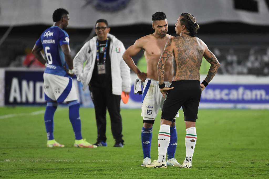 Millonarios ahora depende de otros resultados. Este jueves, Santa Fe recibe a Nacional en El Campín, y el ‘embajador’ deberá buscar puntos en Medellín para seguir soñando. Por ahora, queda este bonito encuentro entre los dos máximos goleadores de la historia de Colombia: Dayro Moreno (361 goles) y Radamel Falcao García (354 goles).