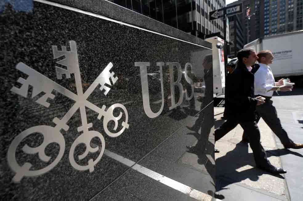 El banco suizo UBS ha tenido que gastar en el último año más de 2.000 millones de francos en temas de supervisión. / AFP