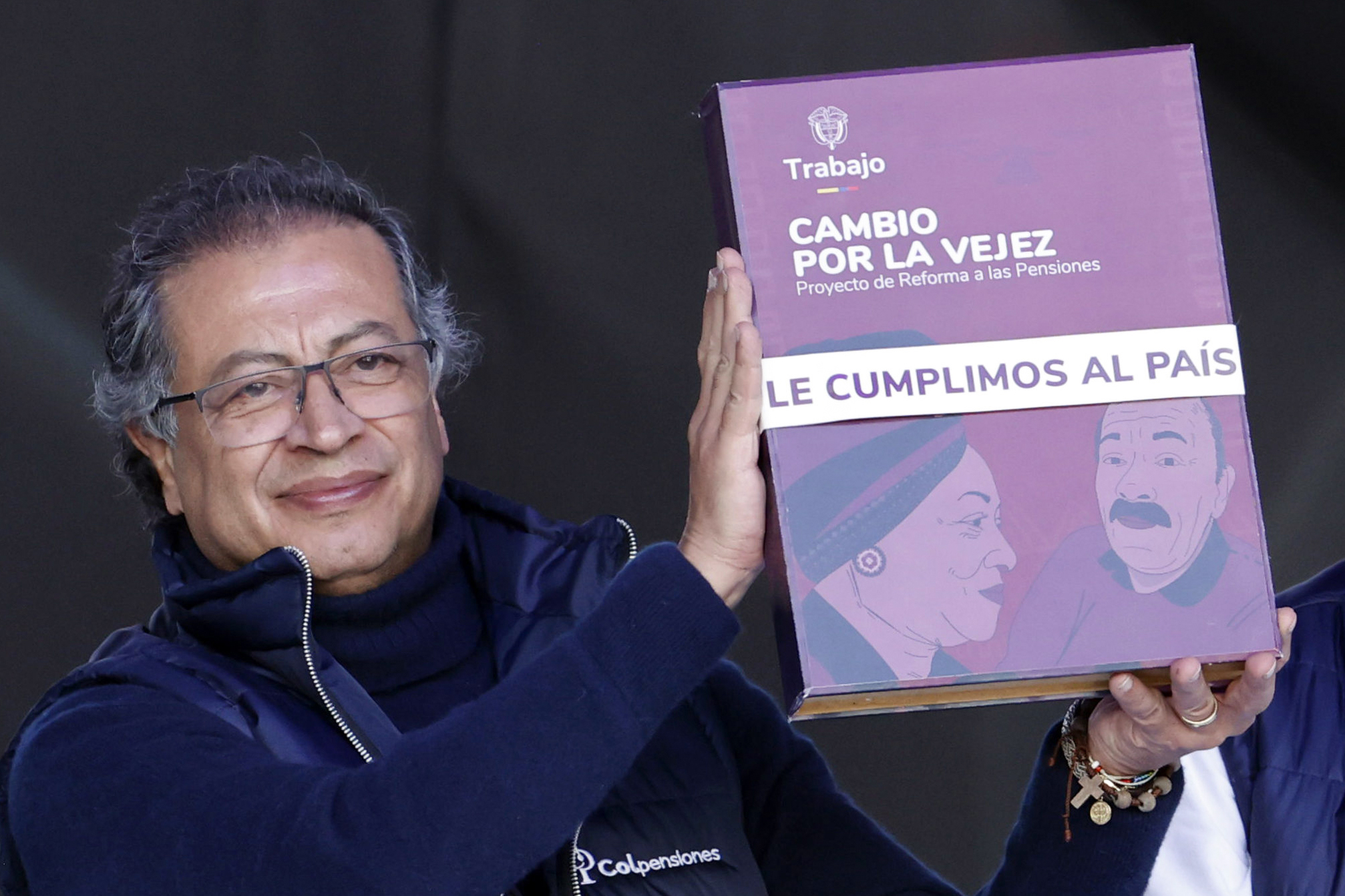 -FOTODELDÍA- AME2217. BOGOTÁ (COLOMBIA), 16/07/2024.- El presidente de Colombia, Gustavo Petro, presenta el documento de la reforma pensional, con la firma presidencial, este martes a la Plaza de Bolívar, en Bogotá (Colombia). El mandatario colombiano convocó a que la población lo acompañe para sancionar la ley de la reforma pensional, uno de los programas bandera de su Gobierno. EFE/ Mauricio Dueñas Castañeda