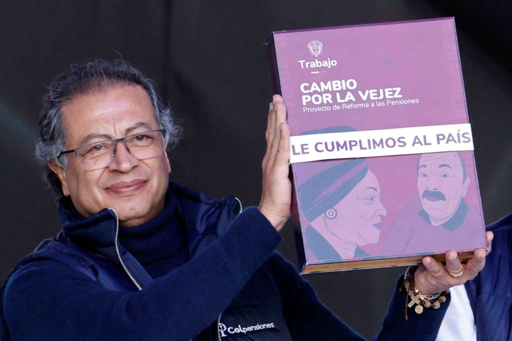 -FOTODELDÍA- AME2217. BOGOTÁ (COLOMBIA), 16/07/2024.- El presidente de Colombia, Gustavo Petro, presenta el documento de la reforma pensional, con la firma presidencial, este martes a la Plaza de Bolívar, en Bogotá (Colombia). El mandatario colombiano convocó a que la población lo acompañe para sancionar la ley de la reforma pensional, uno de los programas bandera de su Gobierno. EFE/ Mauricio Dueñas Castañeda