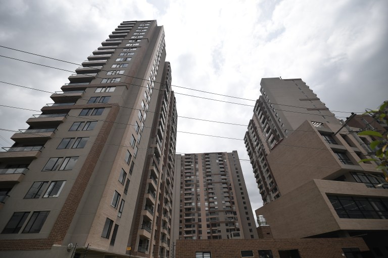 De las casas familiares a los apartamentos, así se viene encogiendo Bogotá