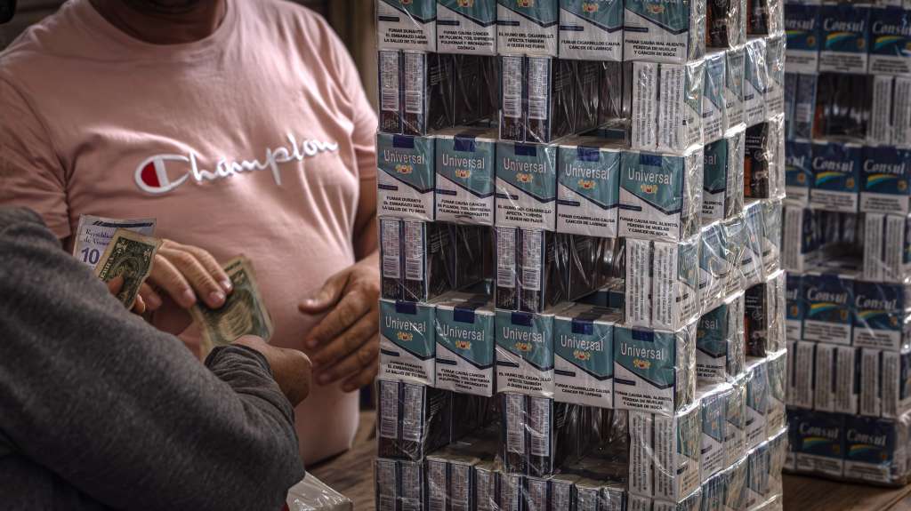 AME2877. MARACAIBO (VENEZUELA), 26/03/2024.- Fotografía de un mercado popular donde se observan cigarrillos de contrabando, el 22 de marzo de 2024, en Maracaibo (Venezuela). La industria de cigarrillos en Venezuela, junto con las autoridades, libra una batalla contra el contrabando, su principal competidor, que llegó a conquistar un máximo del 44 % del mercado nacional hace un año, según estimaciones independientes, lo que tuvo repercusiones en las empresas y en los ingresos del Estado. EFE/ Henry Chirinos