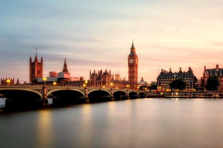 Si quieres tener una cita romántica en Londres debes tener en cuenta los precios. Una cerveza cuesta US$6.4, el servicio de taxi US$17.2 y la cena US$48.5