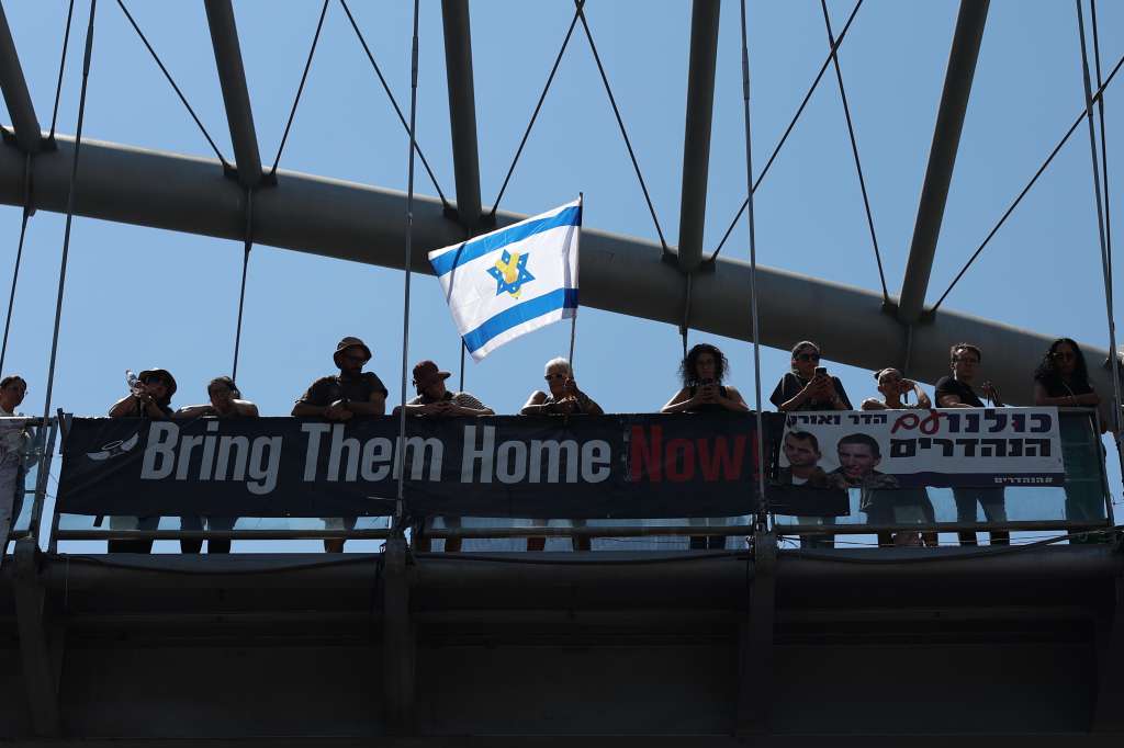 FOTODELDÍA Tel Aviv (Israel), 02/09/2024.- Manifestantes en apoyo a las familias de los rehenes israelíes retenidos por Hamás en Gaza, asisten a una manifestación para pedir al Primer Ministro israelí que firme un acuerdo sobre los rehenes, en Tel Aviv, Israel, este lunes. El sindicato más grande de Israel, Histadrut, convocó una huelga general a nivel nacional que comenzará el 02 de septiembre instando al Primer Ministro israelí a llegar a un acuerdo para asegurar a los rehenes restantes retenidos por Hamás después del ataque del 07 de octubre. Miles de israelíes protestaron en todo Israel ayer tras la recuperación de los cuerpos de seis rehenes retenidos por Hamás en la Franja de Gaza. EFE/ Atef Safadi