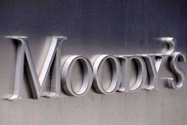 Moody's mantiene grado de inversión pero rebaja perspectiva.