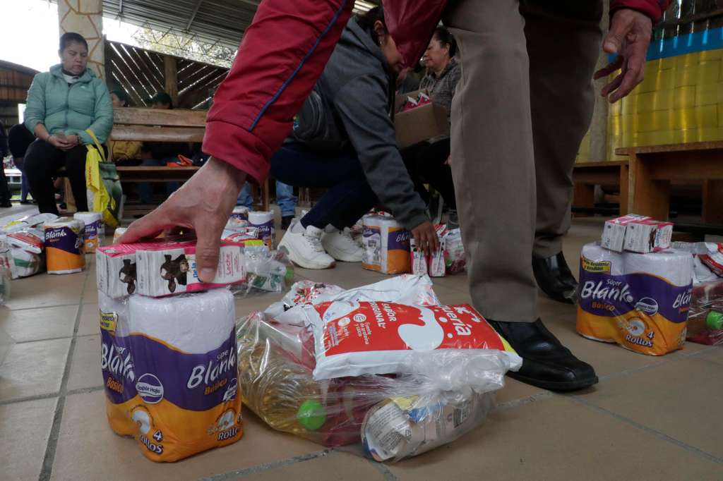 ACOMPAÑA CRÓNICA: COLOMBIA ALIMENTOS AME7236. ZIPAQUIRÁ (COLOMBIA), 08/09/2025.- Fotografía del 2 de septiembre de 2025 que muestra a personas recibiendo paquetes con alimentos y utensilios de aseo en Zipaquirá (Colombia). Un yogur a punto de caducar, un pan del día anterior o una caja de leche sobrante encuentran un nuevo destino en las montañas del centro de Colombia, donde el Banco de Alimentos de Zipaquirá transforma donaciones en mercados mensuales para más de 3.500 familias campesinas y adultos mayores en riesgo de hambre. EFE/ Carlos Ortega
