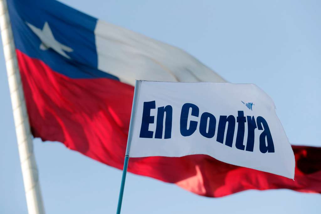 CH0. SANTIAGO (CHILE), 17/12/2023.- Integrantes del denominado Team Patriota celebran hoy los resultados del plebiscito constitucional, en Santiago (Chile). Con más del 74 % de los votos escrutados, los chilenos rechazaron este domingo por un 55,4 % una segunda propuesta de nueva Constitución que votan en quince meses y decidieron mantener la carta magna actual, heredada de la dictadura militar (1973-1990) y ampliamente reformada en democracia. EFE/Elvis González