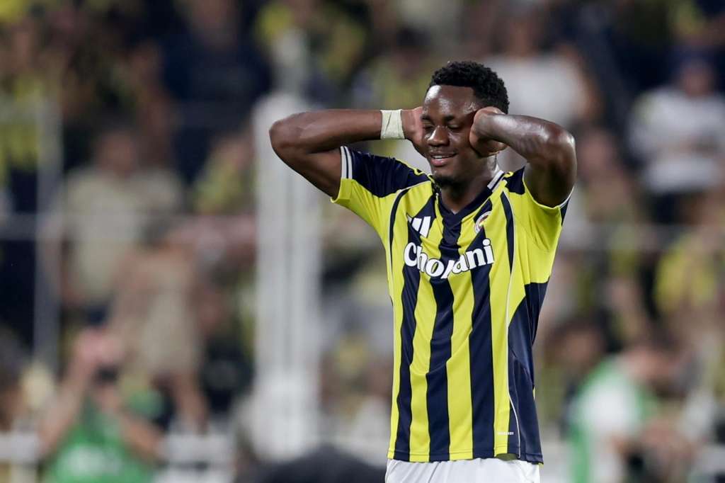 Istanbul (Turkey), 12/08/2025.- Jhon Duran of Fenerbahce celebrates after scoring the 2-1 goal during the UEFA Champions League third qualifying round, 2nd leg match between Fenerbahce SK and Feyenoord in Istanbul, Turkey, 12 August 2025. (Liga de Campeones, Turquía, Estanbul) EFE/EPA/ERDEM SAHIN