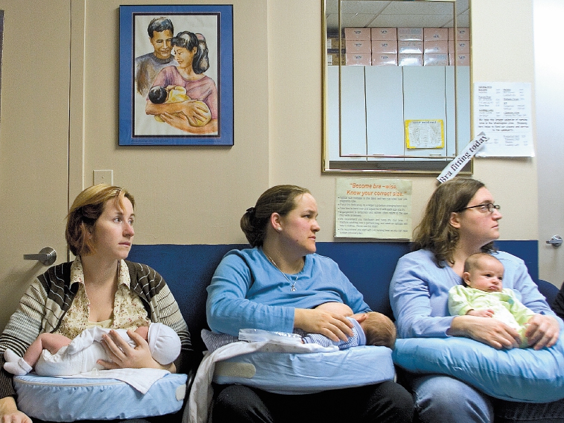 WASHINGTON, D.C. - JANUARY 31: Mothers get settled in for their breastfeeding class with Pat Shelly, a lactation consultant and director of The Breastfeeding Center for Greater Washington at The Breastfeeding Center for Greater Washington on January 31, 2005 in Washington, D.C.. (Photo by Jeff Hutchens/Getty Images)