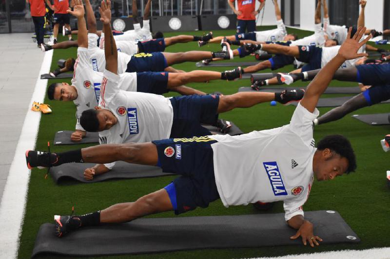 Cuadrado durante una de las sesiones de trabajo del conjunto tricolor antes del duelo frente a la vinotinto. /EFE- FCF.
