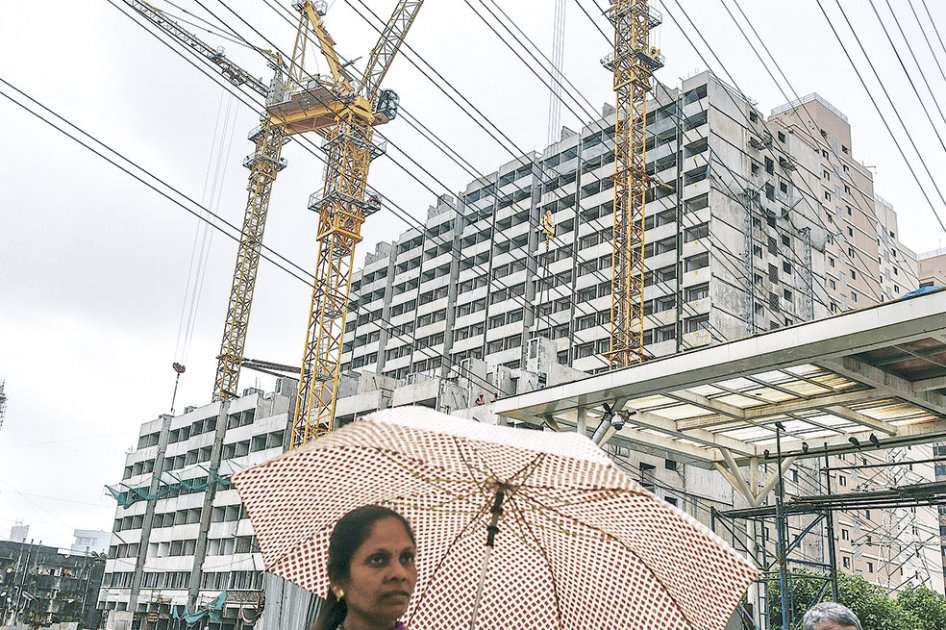 Una mujer camina por las calles de Mumbai, en India, donde se han elevado los índices de consumo y la construcción. / Bloomberg