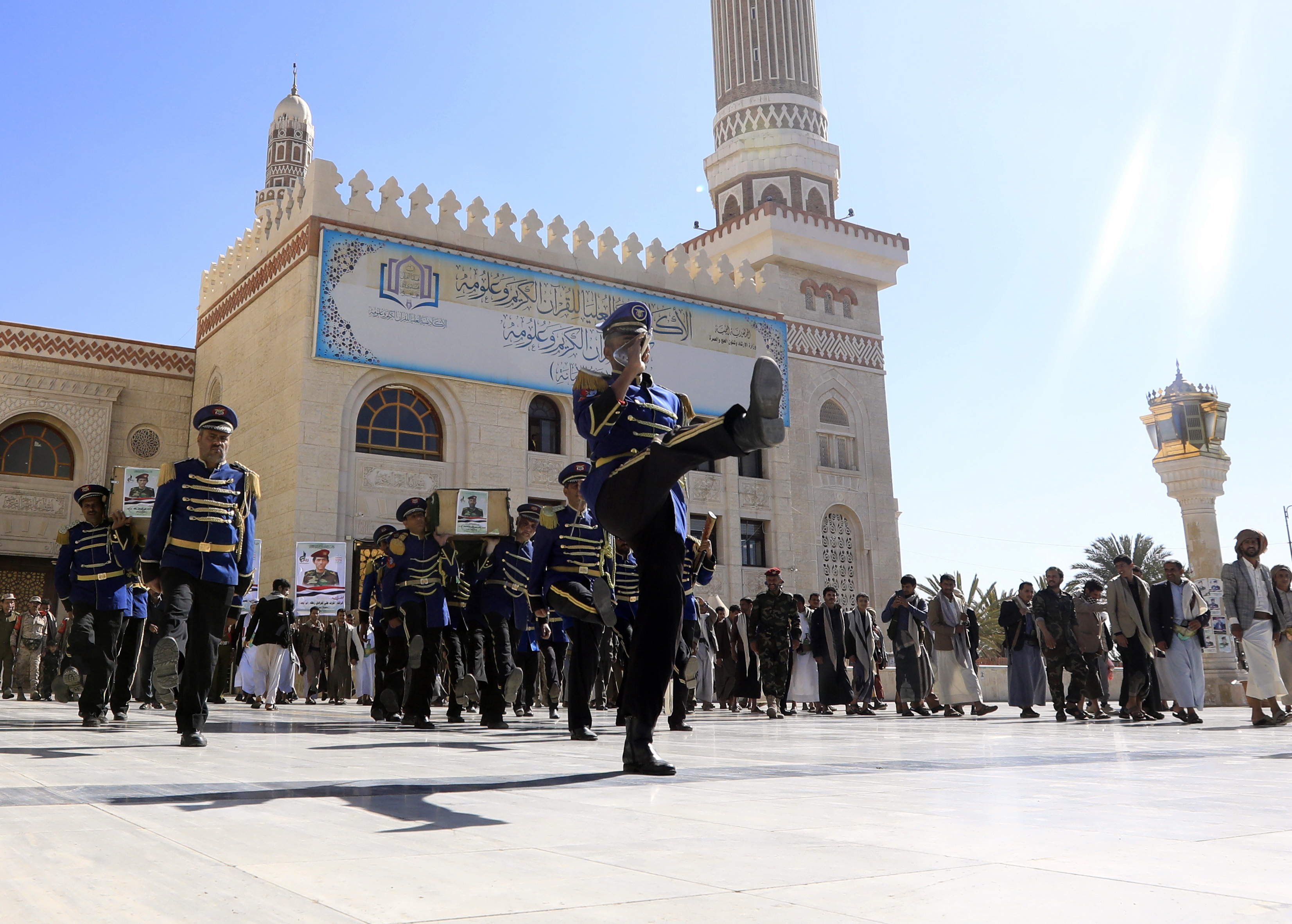 Sana'a (Yemen), 16/01/2024.- Houthi members of honor guard carry the coffins of Houthi fighters, who were killed in recent fighting against Saudi Arabia-backed Yemeni government forces, during a funeral at a mosque in Sana'a, Yemen, 16 January 2024. The UN Security Council is scheduled on 16 January 2024 to hold consultations on the recent developments in Yemen, including the Houthis-carried attacks on shipping lanes in the Red Sea, and its impact on Yemen's nearly two-year truce agreed on by the parties involved in the prolonged conflict which claimed the lives of tens of thousands of people, according to report by the UNSC. The Houthis and the Yemeni government have committed to a set of measures to implement a nationwide ceasefire and engage in preparations for the resumption of an inclusive political process under UN auspices, UN special envoy for Yemen, Hans Grundberg, announced in December 2023. Yemen's war is referred to as the Saudi Arabia-Iran proxy war in which the warring parties have been militarily and politically backed by Saudi Arabia and Iran respectively. (Arabia Saudita) EFE/EPA/YAHYA ARHAB