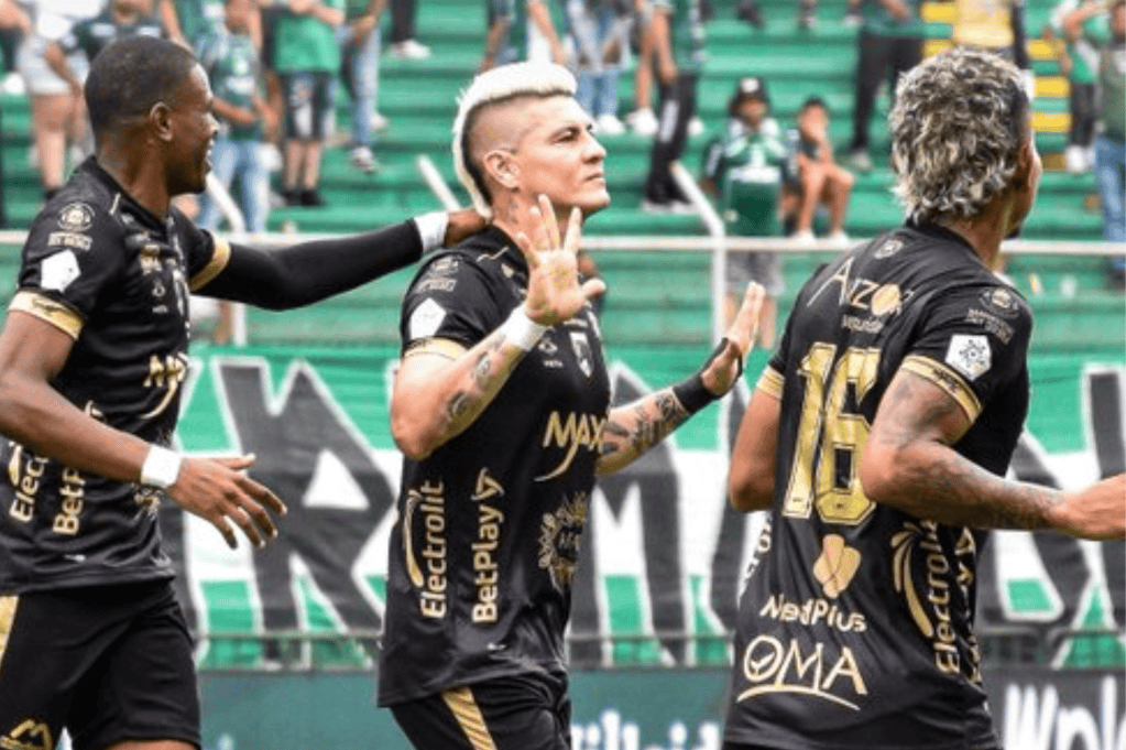 Michael Rangel (cent.), goleador de Llaneros.
