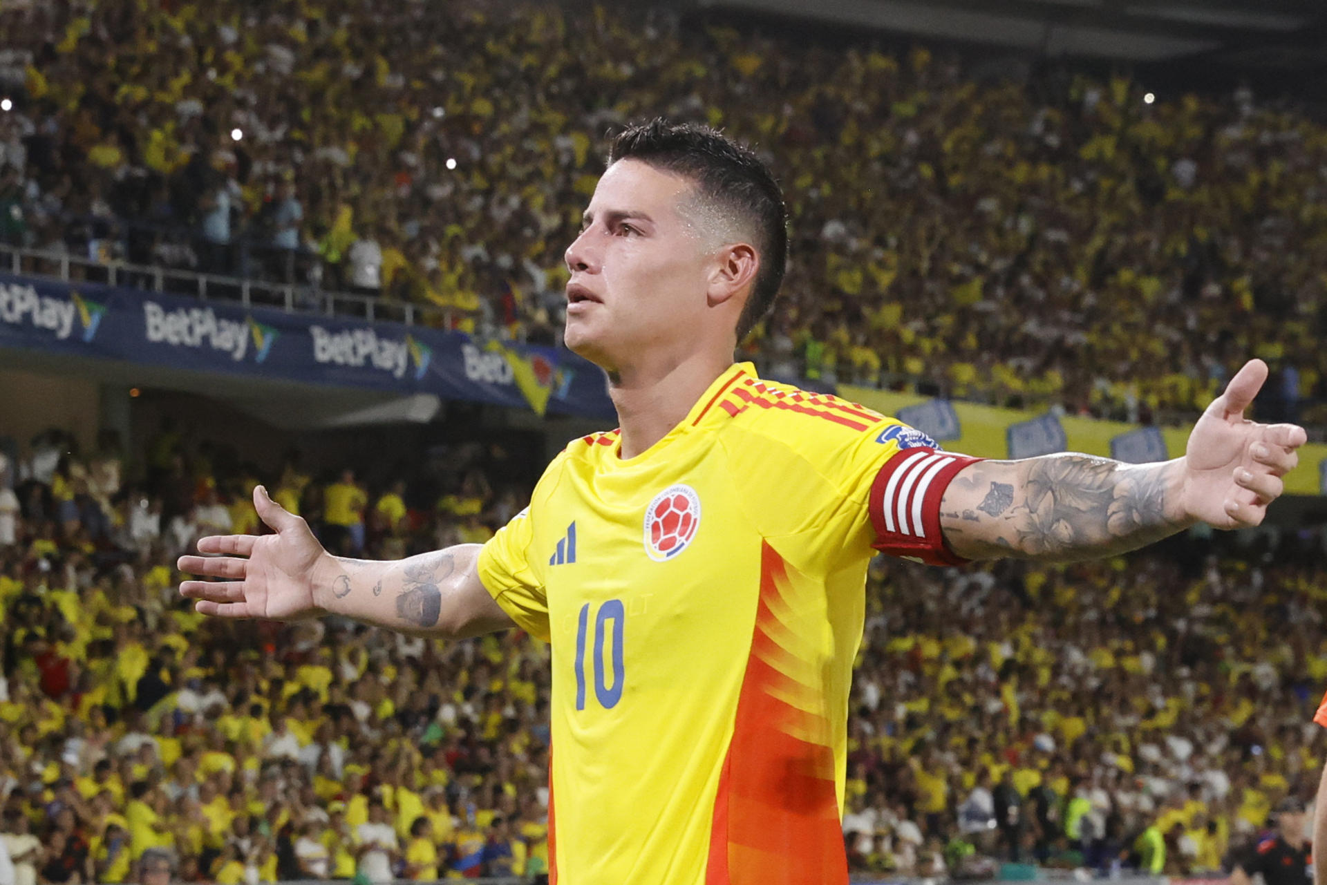 AME6305. BARRANQUILLA (COLOMBIA), 04/09/2025.- James Rodríguez de Colombia celebra un gol este jueves, durante un partido por las eliminatorias a la Copa Mundial 2026 entre Colombia y Bolivia en el estadio Metropolitano en Barranquilla (Colombia). EFE/ Mauricio Dueñas Castañeda
