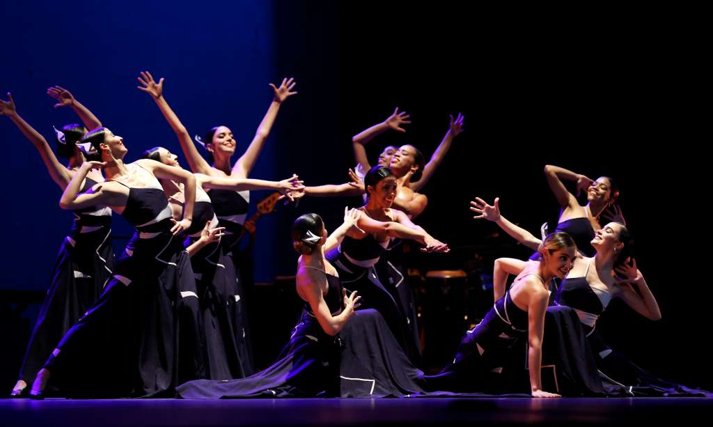 HAB01 LA HABANA (CUBA) 27/03/2022.- Bailarines de la compañía de baile Lizt Alfonso Dance Cuba se presentan en la sala Avellaneda del Teatro Nacional de La Habana. La compañía de baile Lizt Alfonso Dance Cuba celebró este fin de semana sus tres décadas encima del escenario con un clásico renovado que refleja su afán de fusionar los ritmos de Cuba, África y España. EFE/ Ernesto Mastrascusa