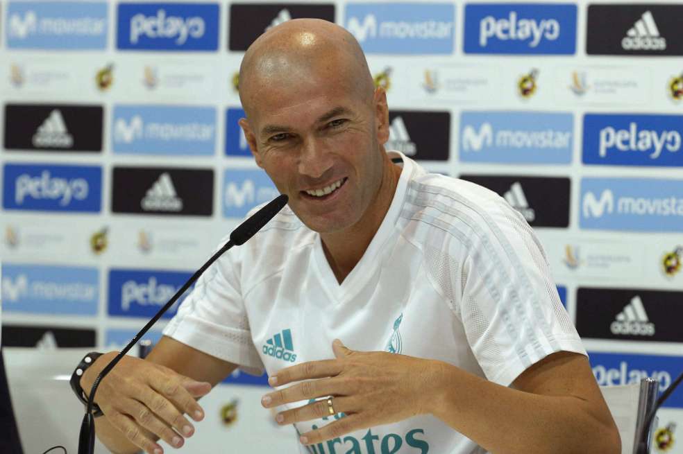 Zidane, durante el partido que perdió Real Madrid 0-3 contra Barcelona en el estadio Santiago Bernabéu de la capital española. / EFE