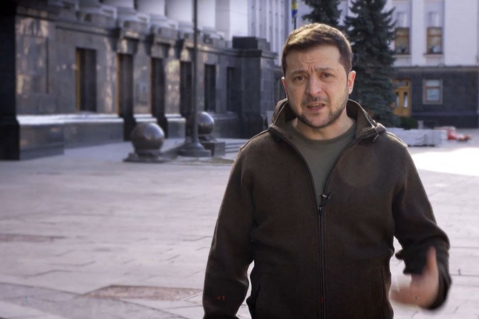 El presidente de Ucrania, Volodímir Zelenski, ha instado a las tropas rusas a rendirse y salir de su país.