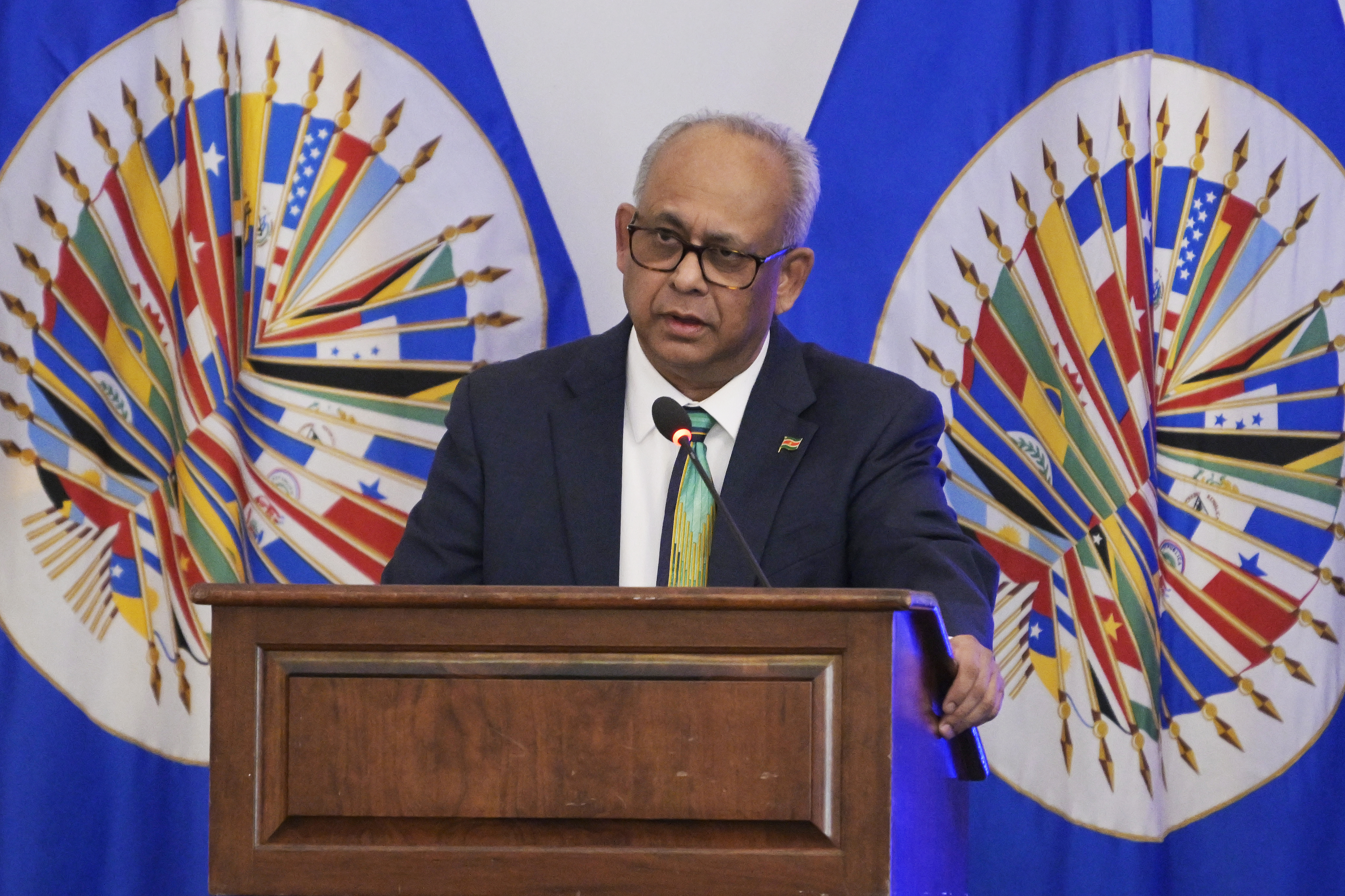 USA1248. WASHINGTON (ESTADOS UNIDOS), 10/03/2025.- El nuevo secretario general de la Organización de los Estados Americanos (OEA), el surinamés Albert Ramdin, habla durante su primer discurso ante la Asamblea General este lunes, en la sede de la OEA en Washington (EE.UU.). El secretario de Estado de Estados Unidos, Marco Rubio, felicitó al surinamés Albert Ramdin por su elección este lunes como nuevo secretario general de la OEA, y aseguró que los gobiernos de Venezuela, Cuba y Nicaragua son una "amenaza" regional. EFE/ Lenin Nolly