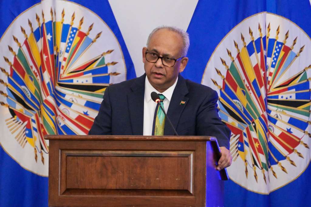 USA1248. WASHINGTON (ESTADOS UNIDOS), 10/03/2025.- El nuevo secretario general de la Organización de los Estados Americanos (OEA), el surinamés Albert Ramdin, habla durante su primer discurso ante la Asamblea General este lunes, en la sede de la OEA en Washington (EE.UU.). El secretario de Estado de Estados Unidos, Marco Rubio, felicitó al surinamés Albert Ramdin por su elección este lunes como nuevo secretario general de la OEA, y aseguró que los gobiernos de Venezuela, Cuba y Nicaragua son una "amenaza" regional. EFE/ Lenin Nolly