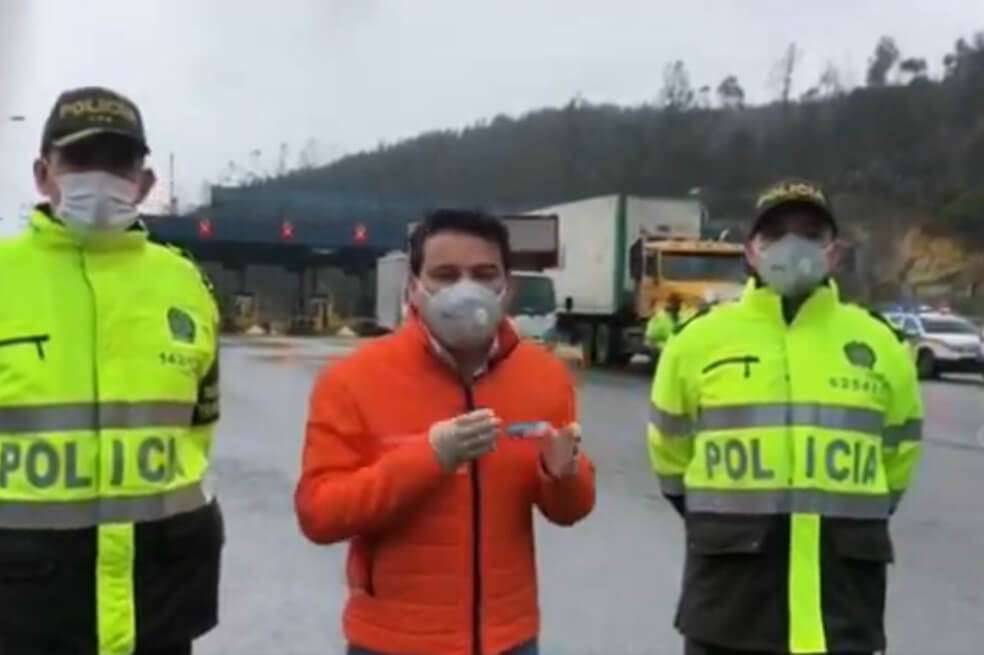 Nicolás García Bustos (c), gobernador de Cundinamarca, en el peaje Chusacá controlando la salida de vehículos de la capital de la República. / Captura de Pantalla de Twitter